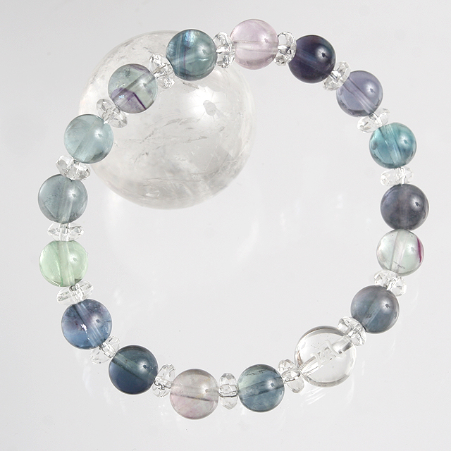 【パワーストーン　天然石　アクセサリー　デザイン　ジュエリー】「風」彫刻入り水晶ｘフローライトのデザインブレスレット