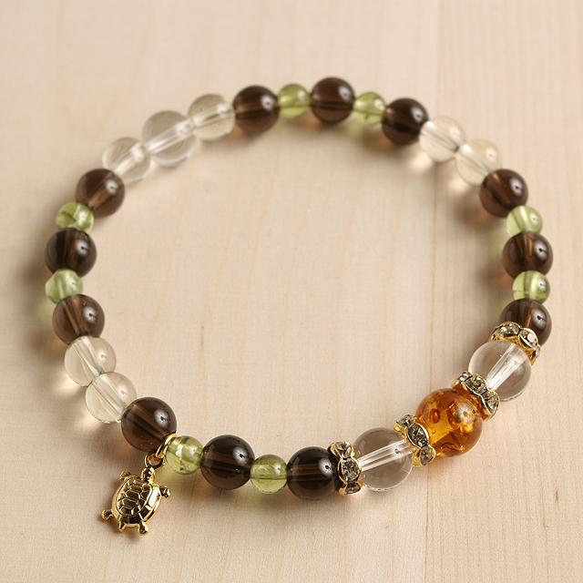【パワーストーン　天然石　アクセサリー　デザイン　ジュエリー】金運-（幸運の亀チャーム付き）琥珀ｘペリドットのコンビブレスレット